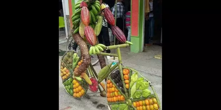 Kreasi buah-buahan berbentuk orang gowes sepeda ini kreatif abis