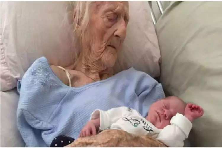 2 Nenek di atas usia 70 tahun ini melahirkan anak tanpa kendala