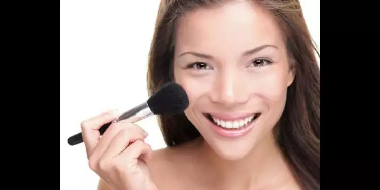 8 Tips makeup ini bikin wajah terlihat lebih muda