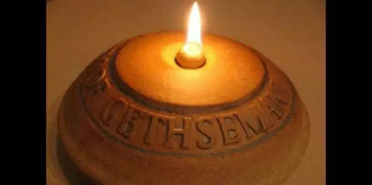 Lampu ini menyala selama 1.500 tahun, bahan bakarnya apa ya?