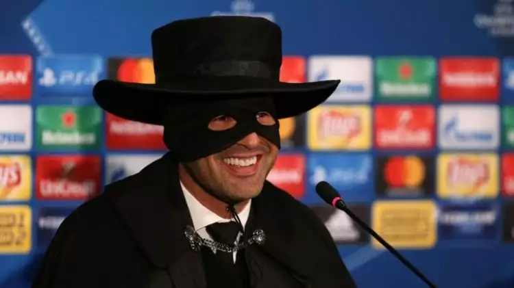 Tim menang, pelatih klub sepak bola ini jadi 'Zorro' saat jumpa pers