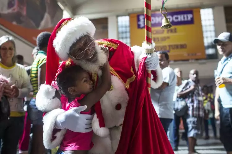 17 Aksi Santa Claus menebar kegembiraan Natal di berbagai negara