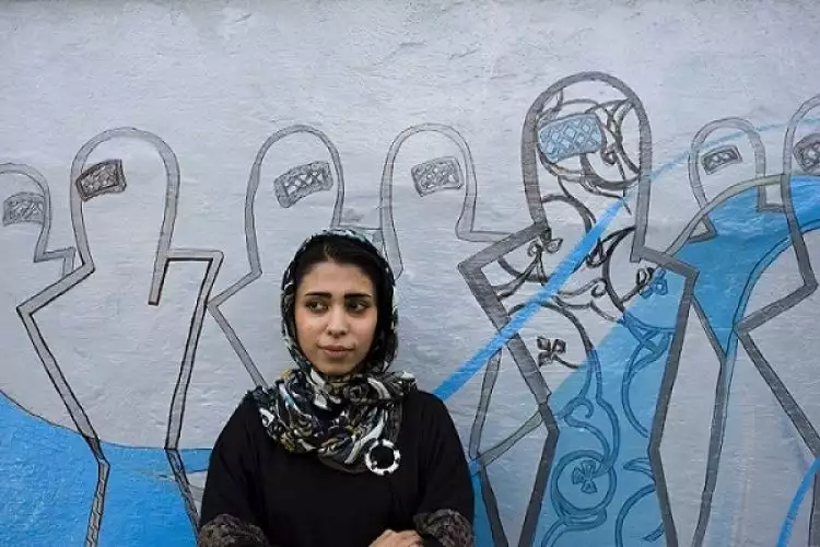 Wanita ini bikin graffiti di sisa reruntuhan perang Afghanistan