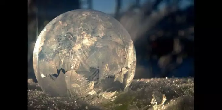 Video pembuatan gelembung es saat cuaca dingin ekstrem ini viral