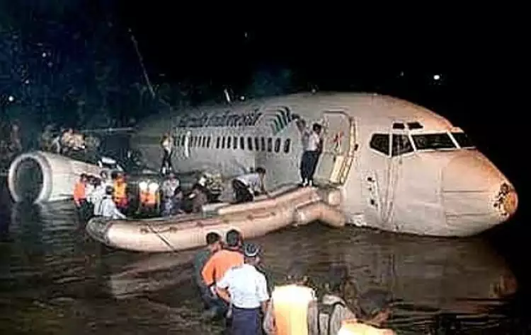 5 Pilot dengan pendaratan darurat tersukses dunia, ada dari Indonesia