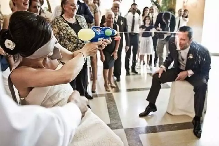 16 Foto pernikahan ini lucu abis, nggak ada romantis-romantisnya