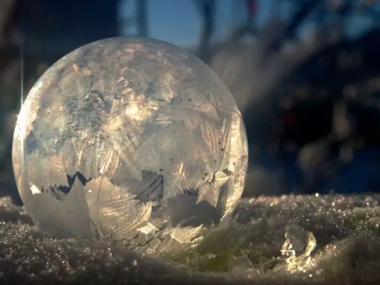 Fotografer ini bikin video gelembung es saat cuaca beku, keren banget