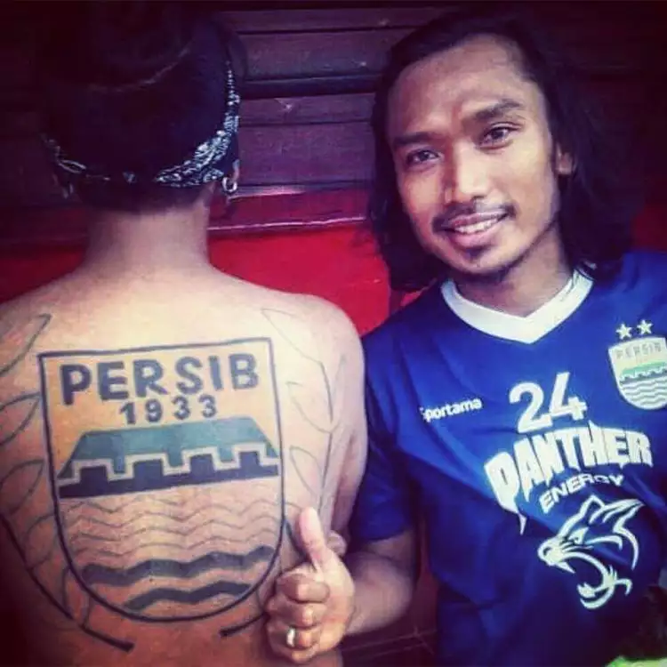 7 Tato keren suporter Indonesia, fans garis keras nih