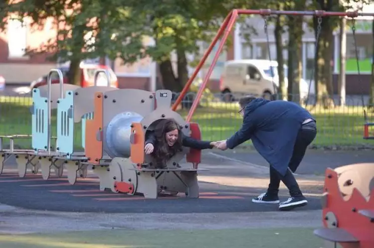 10 Momen orang dewasa tersangkut di taman bermain anak-anak