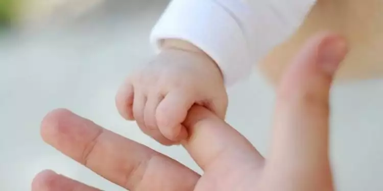 Potret bayi genggam erat jari dokter saat operasi caesar ini viral