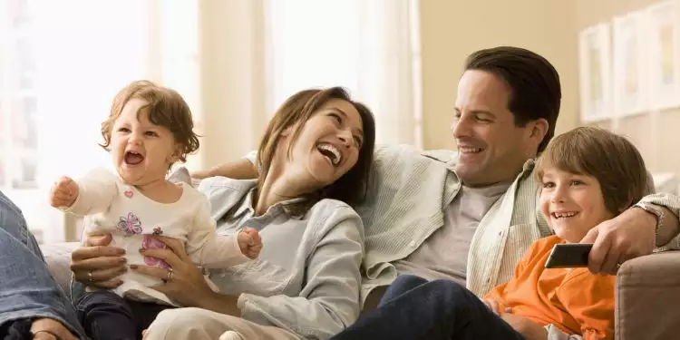 Sebagai anak, 3 cara sederhana ini bisa membuat keluargamu bahagia
