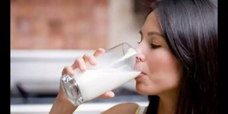 Jarang disadari, ini 3 manfaat minum susu menjelang tidur