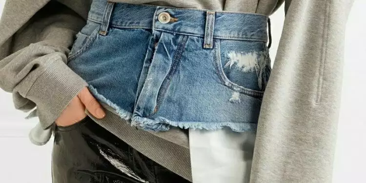Celana jeans tanpa kaki ini dibanderol Rp 5 juta, nyentrik abis 