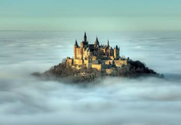 Tak cuma di dongeng kartun, 20 istana megah ini ada beneran di dunia