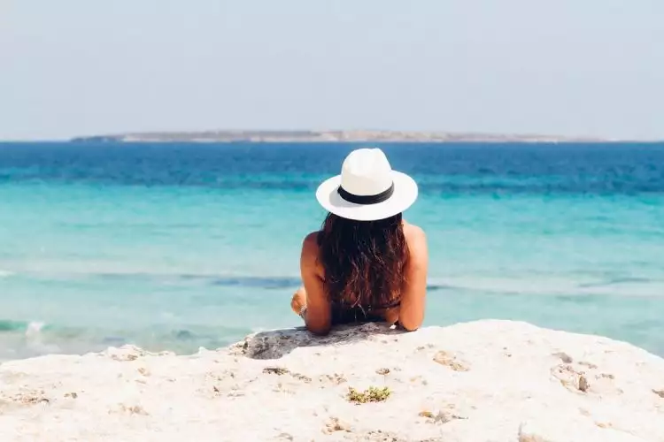 6 Tips anti-gosong saat liburan ke pantai, khusus cewek wajib baca!