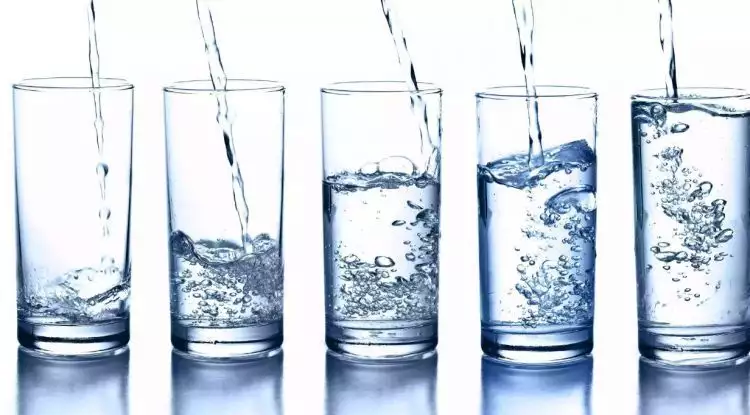 5 Manfaat mencengangkan minum air putih saat perut kosong