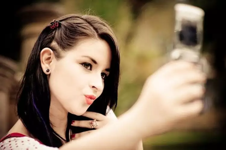 9 Gaya selfie kekinian tanpa pegang HP, sudah nyobain? 