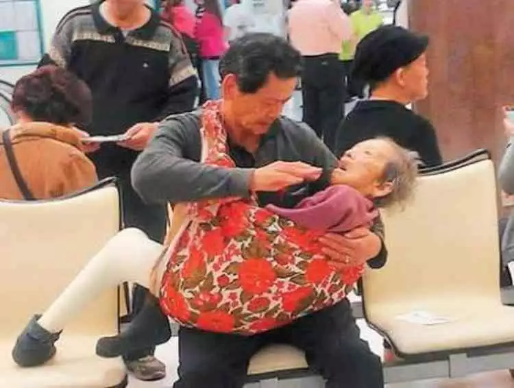Kembali viral foto anak gendong sang ibu, faktanya bikin terenyuh