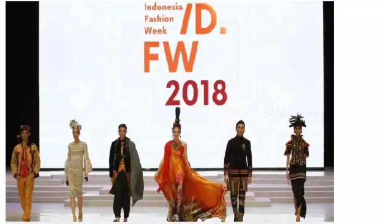 Gaya 8 seleb tampil di Indonesian Fashion Week 2018, ada yang kocak