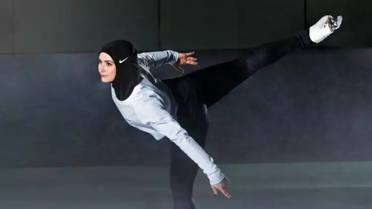 7 Potret cantiknya Zahra Lari, hijaber pertama di ajang ice skating