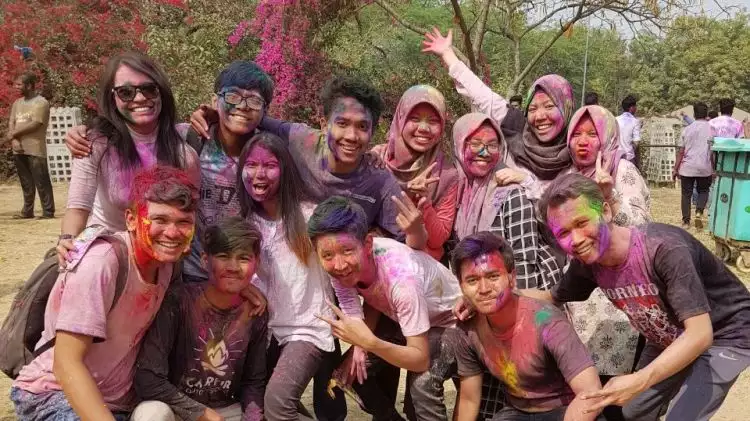 Holi, festival warna di India yang wajib kamu coba