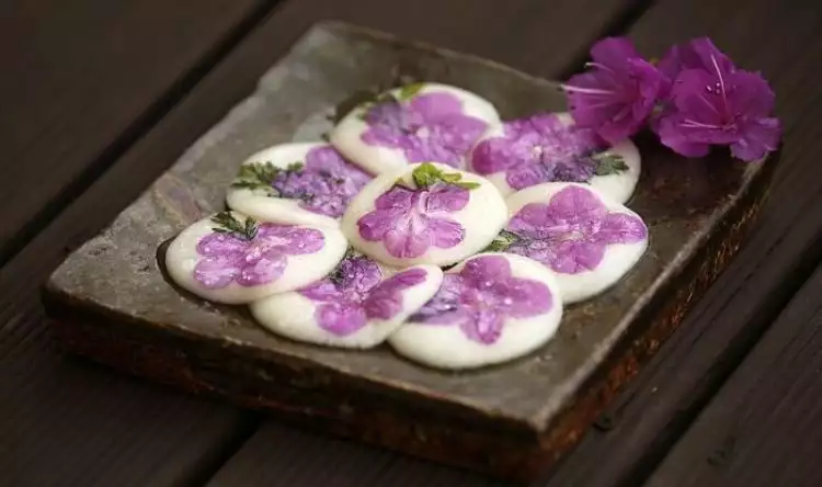 Hwajeon, kue cantik dari Korea yang beraroma wangi bunga
