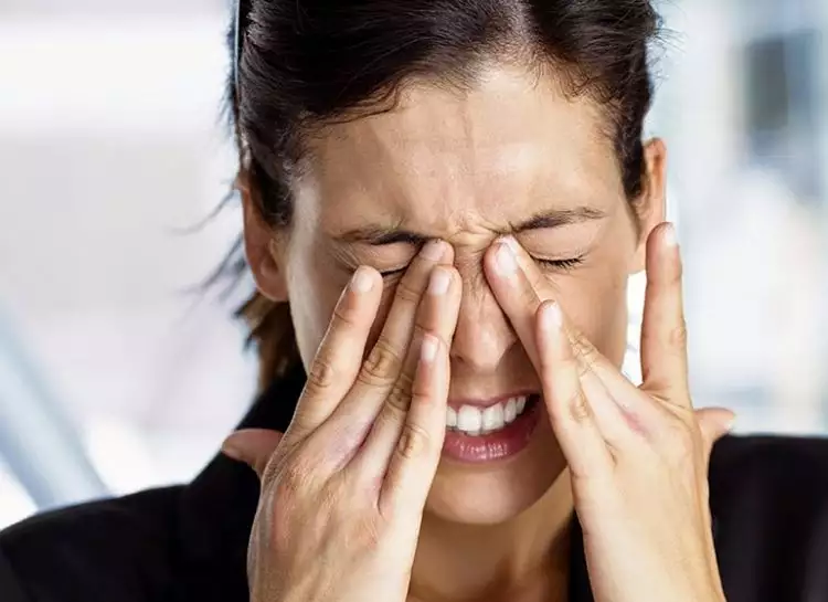 Ini 5 akibat buruk dari mengucek mata, jangan diulangi ya