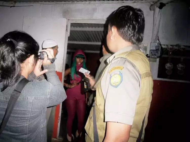 9 Editan foto artis Hollywood kena razia polisi Indonesia, kocak abis