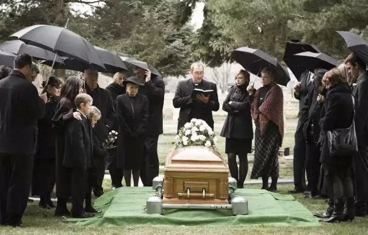 Bikin merinding, 5 orang ini menghadiri pemakamannya sendiri