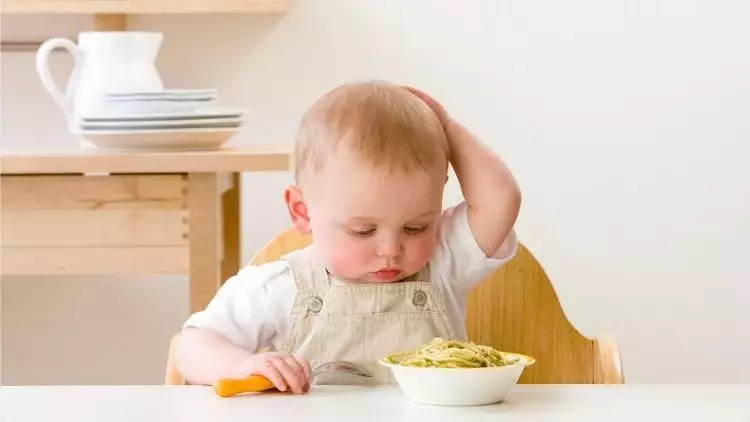4 Bahaya yang dihadapi jika bayi kurang makan & cara mengatasinya