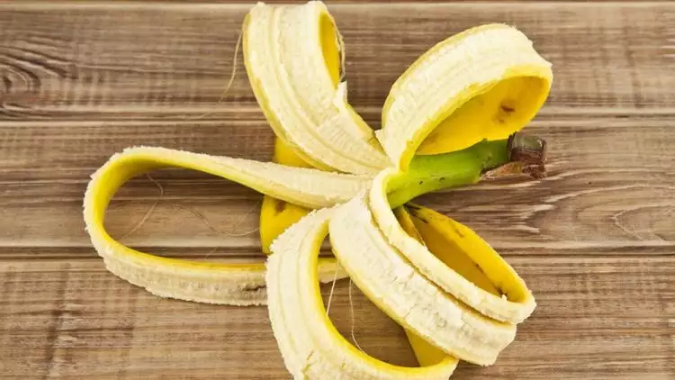 Kulit pisang punya banyak manfaat lho, jangan langsung dibuang ya