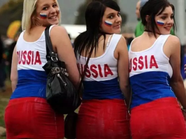 7 Potret kecantikan suporter cewek Rusia, bikin salah fokus