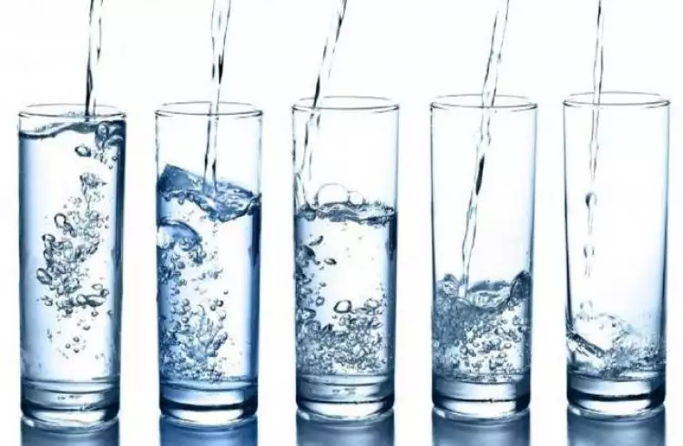 Ini 5 bahaya mengonsumsi air putih pada waktu yang salah