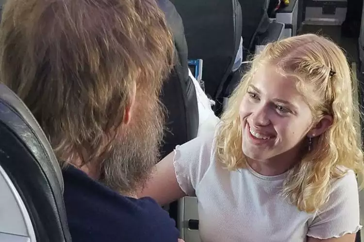 Gadis ini bantu pria buta & tuli berkomunikasi selama penerbangan