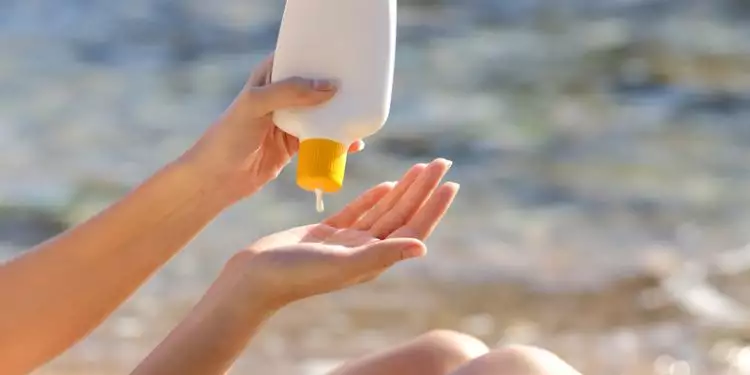 Ini 5 alasan kenapa kamu wajib pakai sunscreen tiap keluar rumah