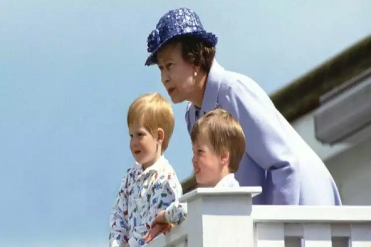 Begini 9 momen kedekatan Ratu Elizabeth II bersama cucu-cucunya