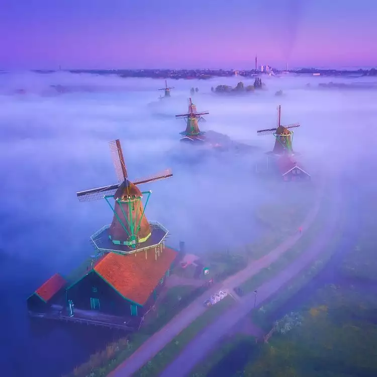 Foto magis kincir angin Belanda ini bak di negeri dongeng