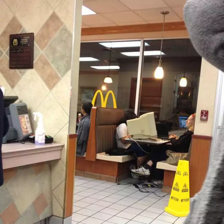 10 Momen menggelikan yang terjadi di McDonald, kocak abis