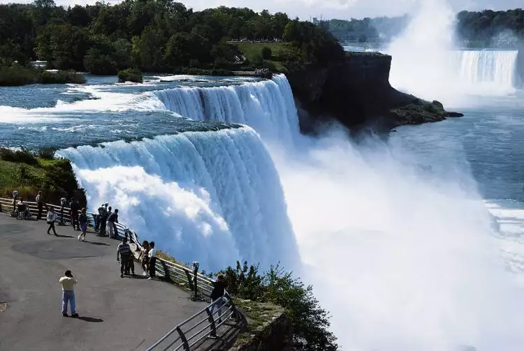 Ternyata air terjun Niagara pernah dikeringkan lho, kok bisa?