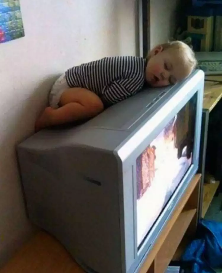15 Pose lucu bayi tidur nggak tahu tempat, bikin gemes