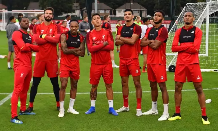 Gaya keren pemain Liverpool saat difoto setelah latihan