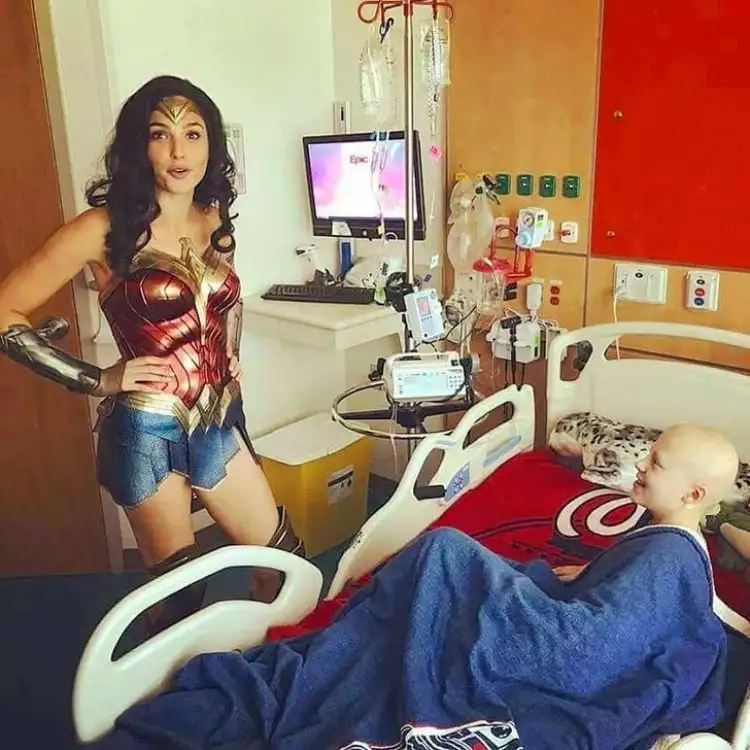 Begini aksi Gal Gadot kunjungi rumah sakit dengan kostum Wonder Woman