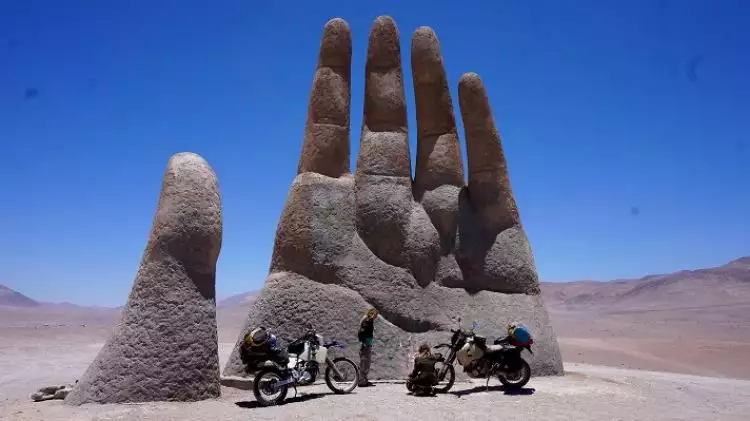 Patung tangan raksasa, karya seni ajaib di tengah gurun terisolasi