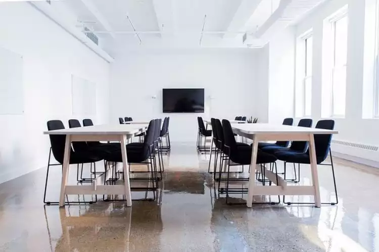 Rapat kantor lebih nyaman dengan sewa meeting space