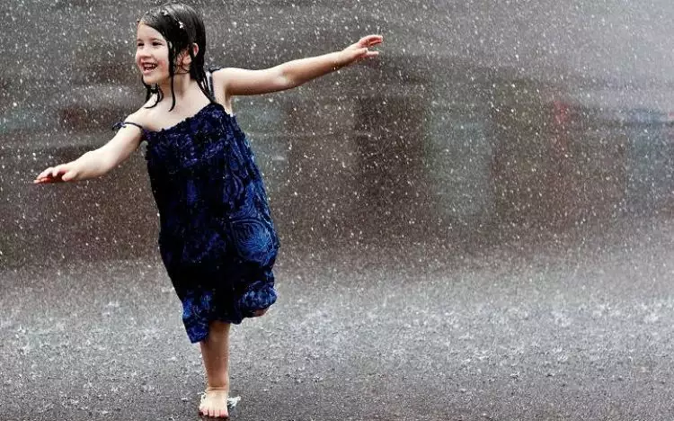 5 Aktivitas seru kala hujan, bikin senyum sendiri & kangen masa kecil
