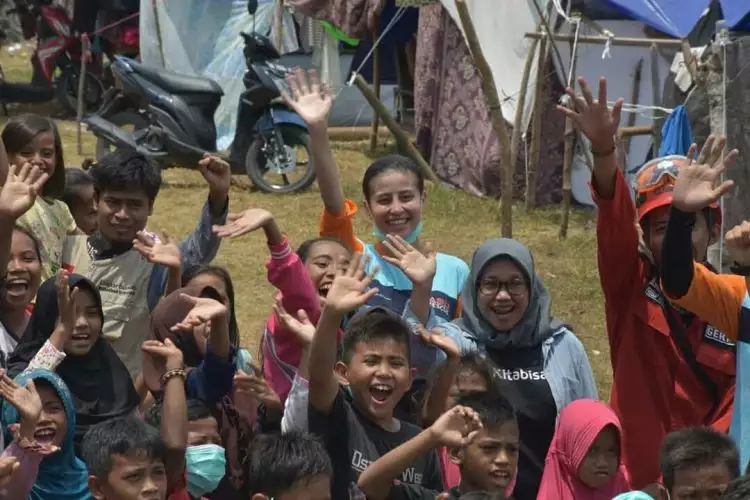 Beredar foto Awkarin jadi relawan korban gempa dan tsunami Palu