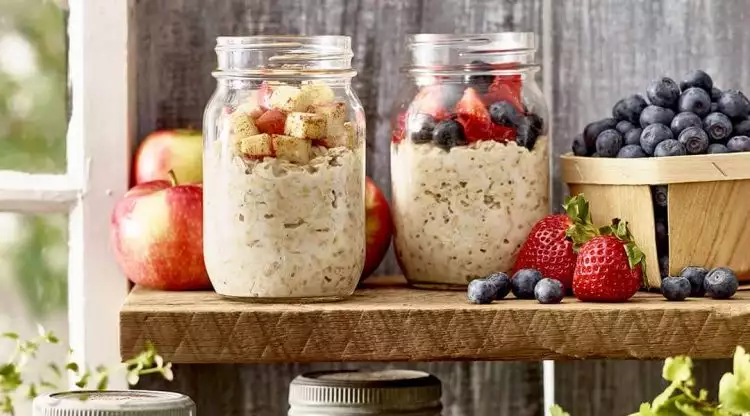3 Cara mudah membuat overnight oatmeal untuk sarapan, enak & segar