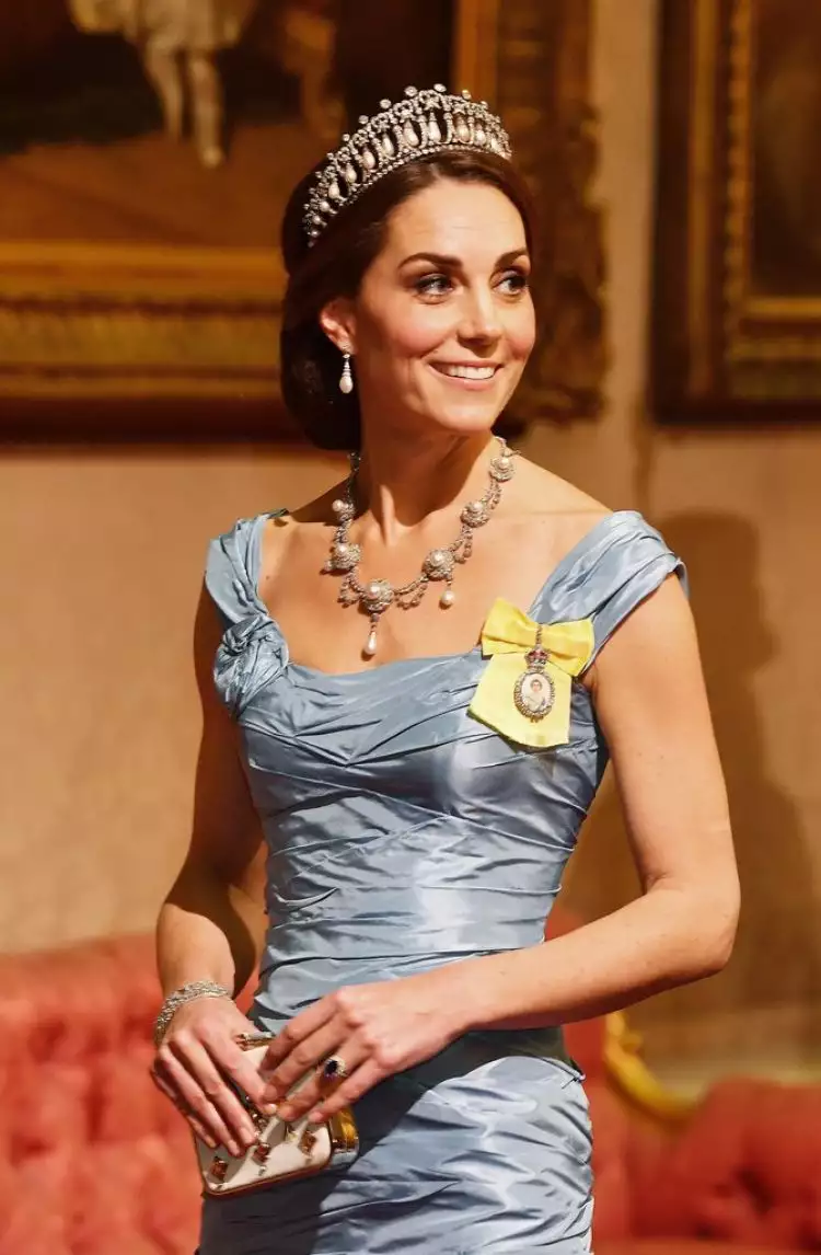 Tiara milik Putri Diana tak mampu redam kritik gaun Kate Middleton