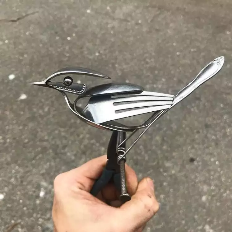 Seniman ini mengubah sendok logam menjadi kreasi unik