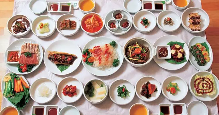 Makan bareng orang Korea, jangan lupa perhatikan 5 table manner ini